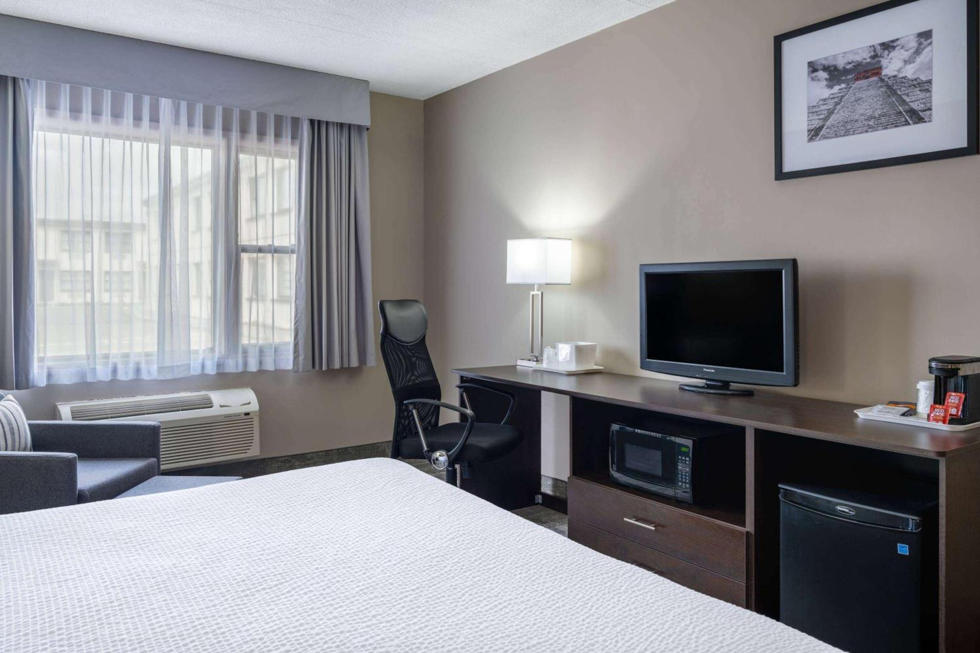 Ramada By Wyndham Thunder Bay Airlane Hotel Eksteriør billede